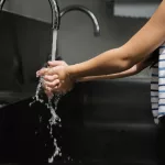 Grifo del baño ahorrando agua