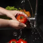grifo de la cocina ahorrando agua